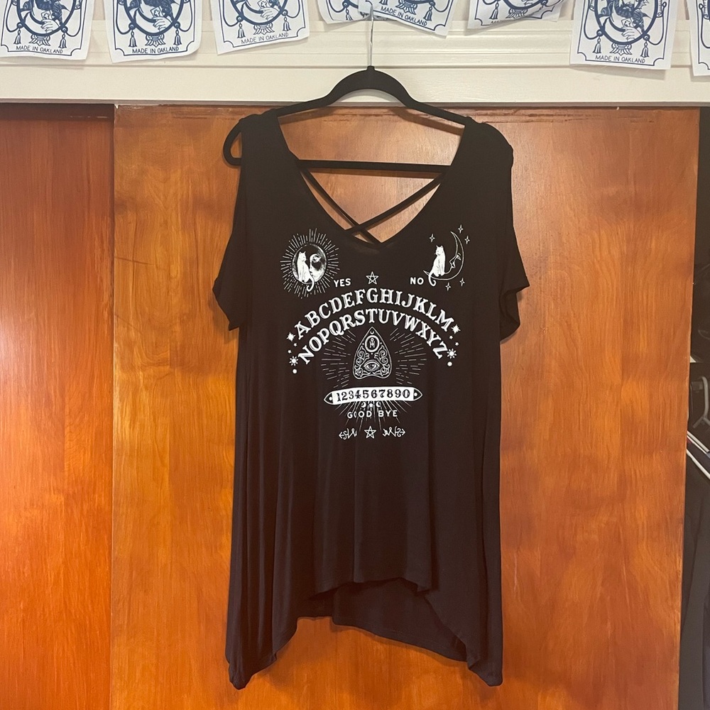 Black Cold Shoulder Graphic Tee - Picture 4 of 7